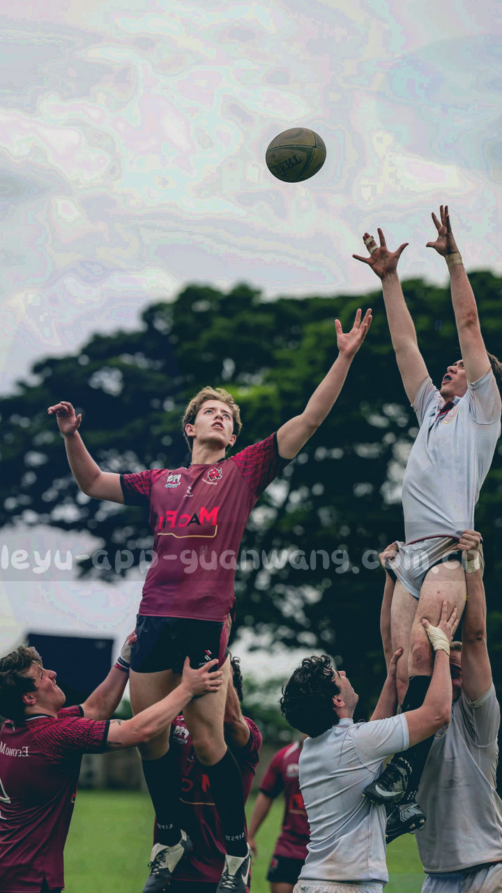 深色界面的手机屏幕上显示比赛画面与事件时间轴控件